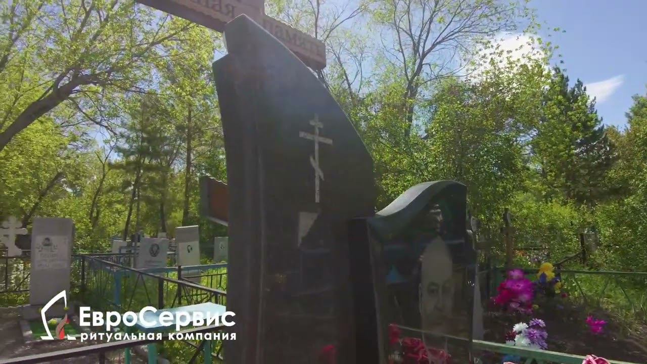 Памятник из черного и коричневого гранита, засыпка участка мраморной крошкой, укладка плитки смотреть онлайн