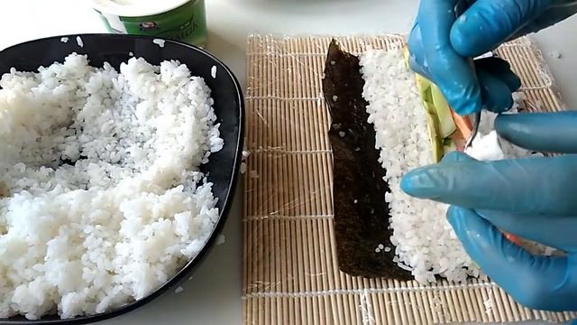 Готовим роллы дома Часть 1 Простые роллы с листом нори наружу смотреть онлайн