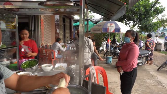 Most popular noodle soup in Ta Khmao by generous chef, Cambodian street food смотреть онлайн