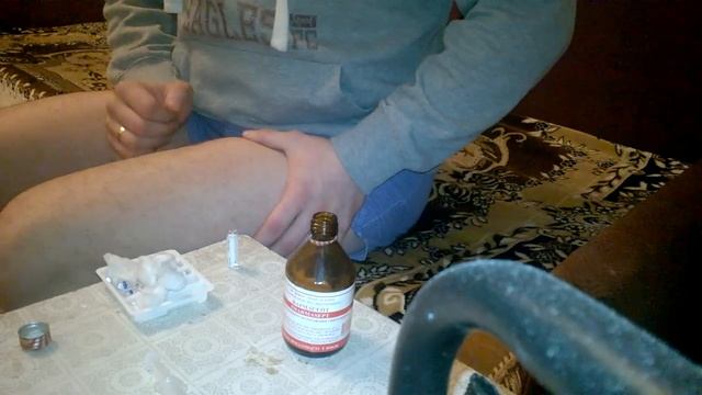 Укол в ногу самостоятельно смотреть онлайн