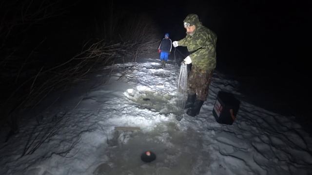 Хапуга хлопок рыбалка ночью 2020 или как мы замерзли на рыбалке ЁКЛМН. Рыбалка зимой 2020 смотреть онлайн