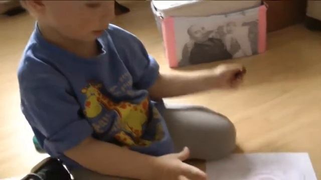 Развитие детей. Рисование восковыми мелками по трафарету. Занятия с детьми 1 - 3 лет смотреть онлайн
