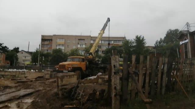 Кран урал на стройке. смотреть онлайн