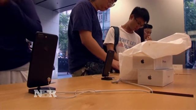 Who won smartphone sales during holiday period? смотреть онлайн