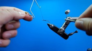 Работа с узловязом для мушек. Финишный узел.