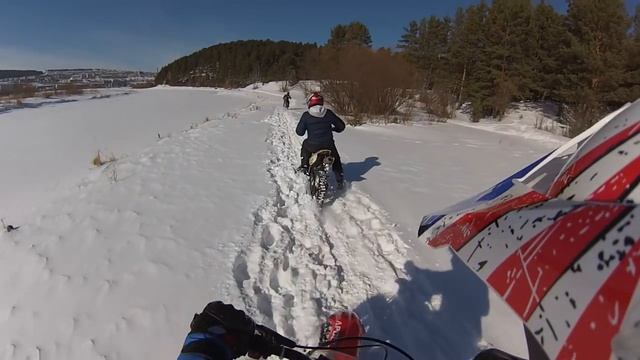 БОРЕМСЯ С МОТОТОКСИКОЗОМ | Покатушка на МОТО ПО ЛЬДУ смотреть онлайн