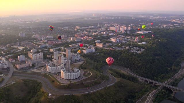 Приволжская Фиеста. Массовый полёт воздушных шаров над Нижним Новгородом [4K 60fps] смотреть онлайн