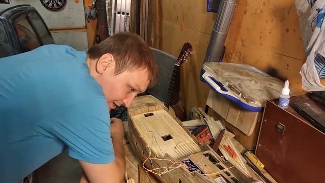 Сборка модели корабля черная жемчужина Изготавливаем декор и зашиваем 1вую палубу смотреть онлайн