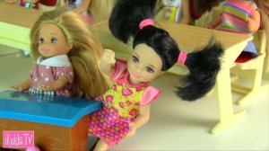 Мультик Барби ЗАЧЕМ НОВЫЙ УЧИТЕЛЬ ЗАЧЕРКНУЛ ПЯТЁРКУ? Игры в Куклы IkuklaTV