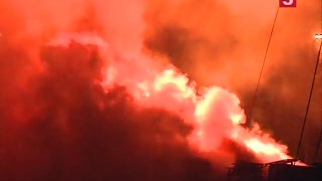 Тушение склада в промзоне Парнас в Петербурге может затянуться на несколько суток смотреть онлайн
