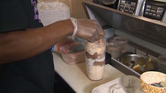 Chicago's Best Milkshake: Z's Donut Bar and Bakery смотреть онлайн