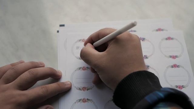 Самоклеящиеся круглые этикетки "Цветочные кольца". смотреть онлайн