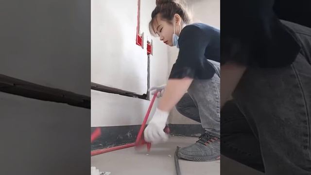 Молодая девушка с отличными навыками укладки плитки - непревзойденные навыки укладки плиткиЧАСТЬ 44 смотреть онлайн