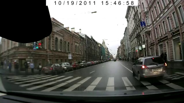 Ребёнок растерялся на пешеходном... смотреть онлайн
