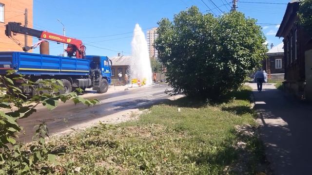 Мощный прорыв водяной трубы. На Калинина открыли фонтаны:)))) смотреть онлайн