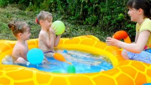Лапусики купаются в надувном бассейне - надувной бассейн для детей игра съедобное несъедобное