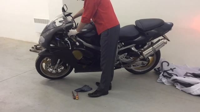 Suzuki TL 1000R engine start смотреть онлайн