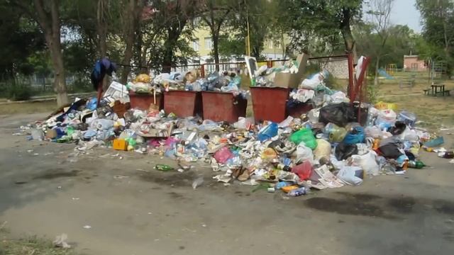 В Волгограде мусор не вывозят совсем! смотреть онлайн