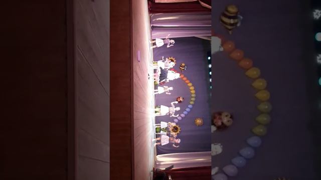 Девочка раскочала зал! Прикольно двигается и поёт очень хорошо. смотреть онлайн