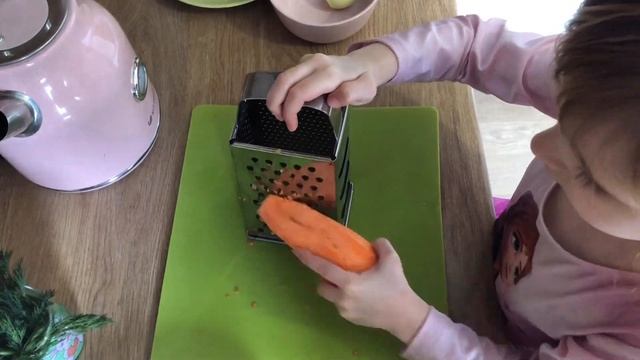 Амелька готовит настоящий супчик, как мама. 