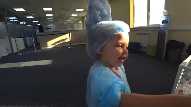 Ника едет на фабрику мороженого ? Пробуем более 20 видов,готовим дома мороженое из кабачков! смотреть онлайн