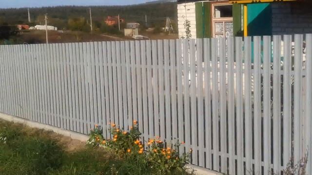 Покраска металлического забора краскопультом