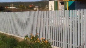 Покраска металлического забора краскопультом