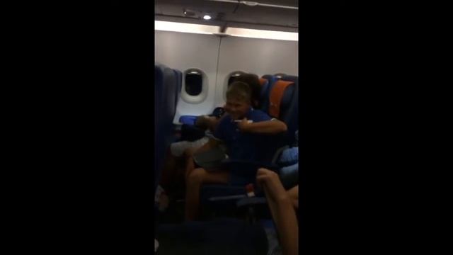 Развлечение в самолёте смотреть онлайн