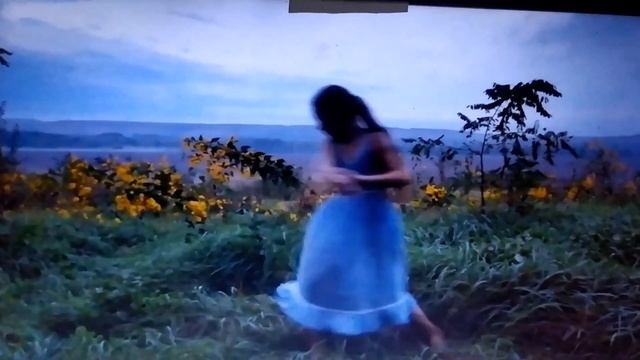 Девочка в платье небесного цвета танцует на фоне природы. На новых струнах. Дарья Чеботарева. смотреть онлайн