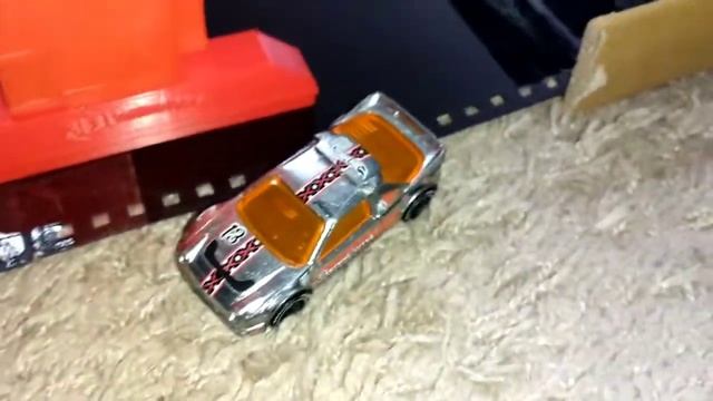 Hot Wheels Versus (Free Range Raceway): Ford RS200 vs '70 Ford Escort RS1600 смотреть онлайн