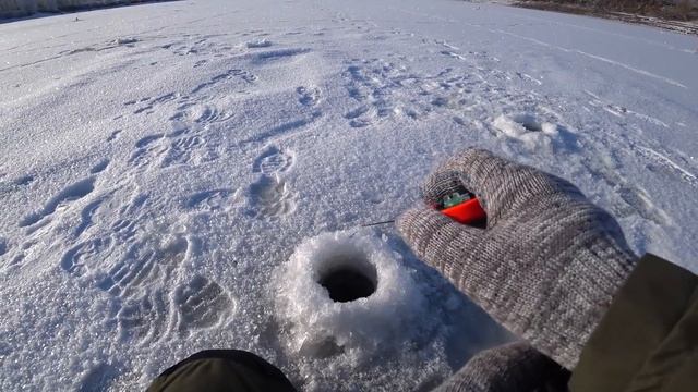 Зимняя рыбалка на безмотылку, балансир, жерлицы. Рыбалка зимой на пруду. смотреть онлайн