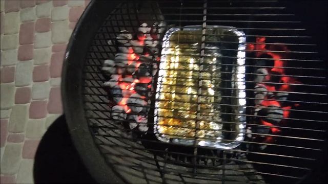 Курица на угольном гриле Weber. Вкусная еда. смотреть онлайн