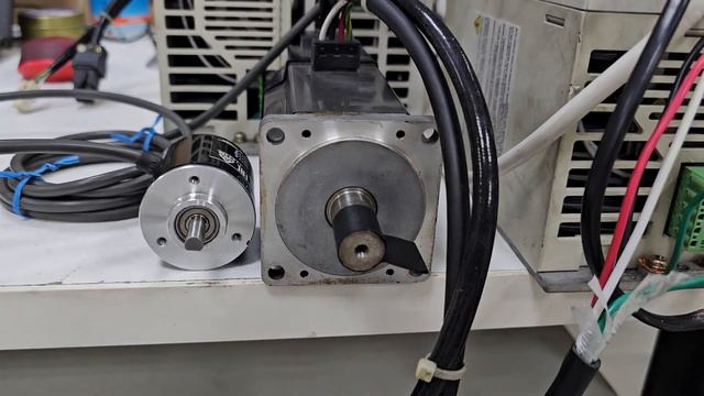 Testing direct control the Servo by Rotary encoder on Mitsubishi MR-J2S смотреть онлайн