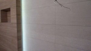 Стена с подсветкой в ванной
