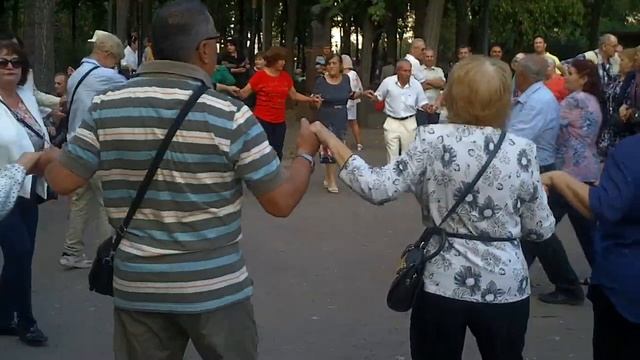 ТАНЦЫ-«ХОРА-ВОДЫ» В ЦЕНТРАЛЬНОМ ПАРКЕ 01.10.2023. (4 ЭПИЗОДА) ЭПИЗОД 3 смотреть онлайн