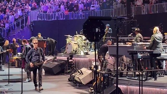 Bruce Springsteen throws guitar, hits guitar tech in head Atlanta 2/3/2023 смотреть онлайн