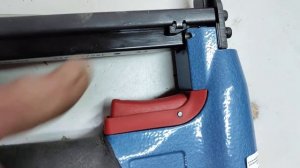 Степлер пропускает воздух