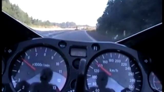 Suzuki Hayabusa 300+ км/ч по трассе (300km/h on a highway) смотреть онлайн