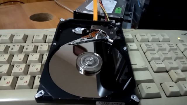Жесткий диск (HDD). Работа вскрытого жесткого диска. смотреть онлайн