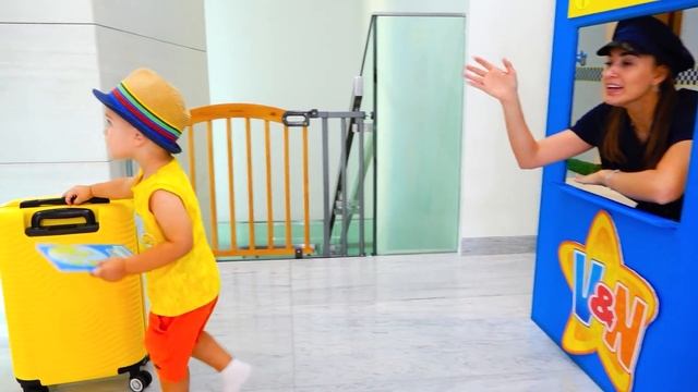 Vlad y Niki simulan jugar en el aeropuerto смотреть онлайн