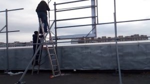 Монтаж вывески на крыше ТЦ