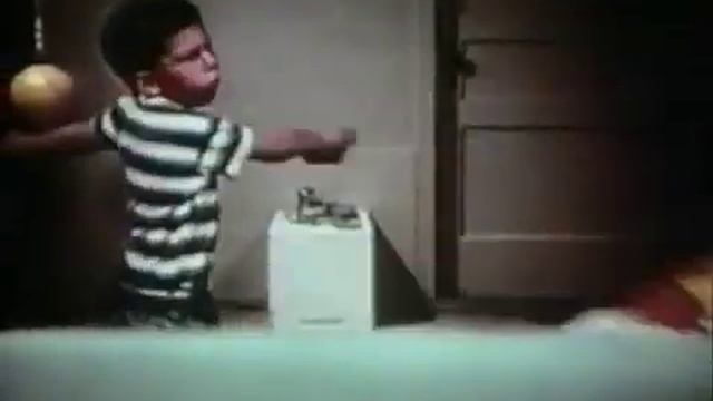 Albert Bandura, Social Learning and his Bobo Doll experiment - YouTube смотреть онлайн