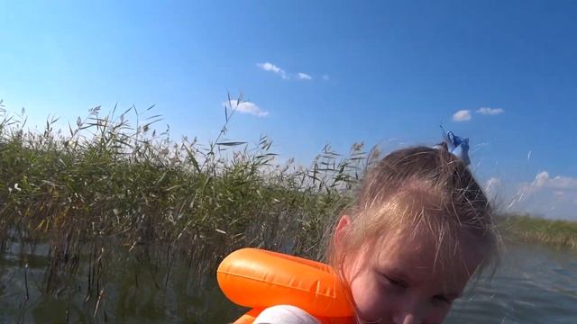 Карась с лодки. Ульяна учится ловить рыбу. Юный блогер