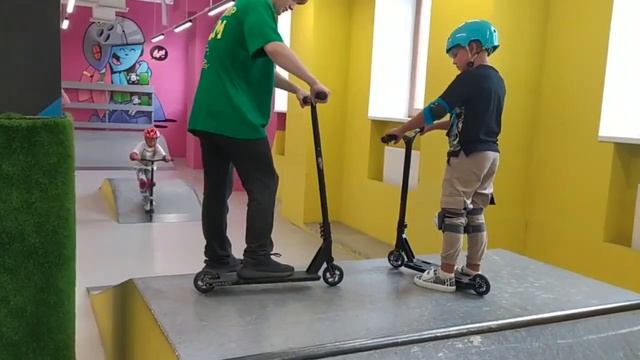 ?Обучение на трюковом самокате. Тренировка в ?скейт парке BunnyHop ЦДМ. ?Инструктор Спирин Мирон смотреть онлайн