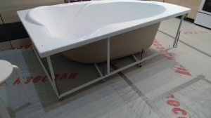 Показываю как можно занести акриловую ванную в комнату если она не проходит в дверной проем