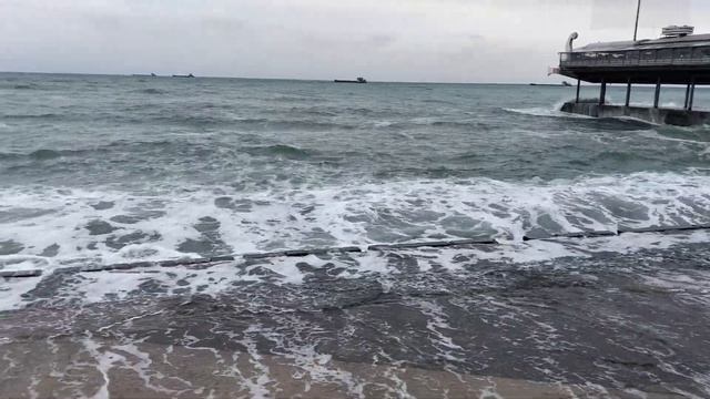 Дикий ШТОРМ в КРЫМУ. Парня накрыло ВОЛНОЙ он стоял слишком близко. Крым не перестаёт УДИВЛЯТЬ. смотреть онлайн