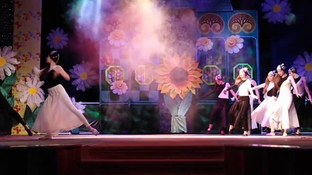 Танец "7 нот" #confessa #чёрноебелое смотреть онлайн