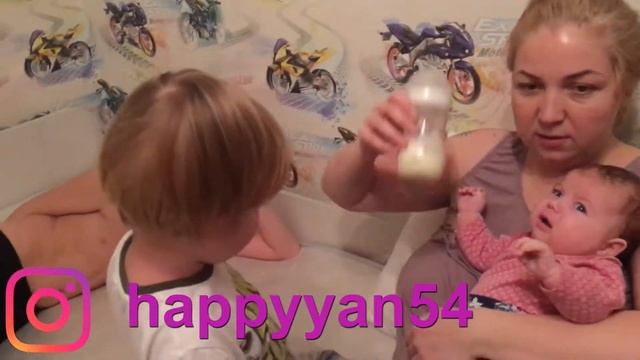 Как малыш Ян кормит младенца. смотреть онлайн