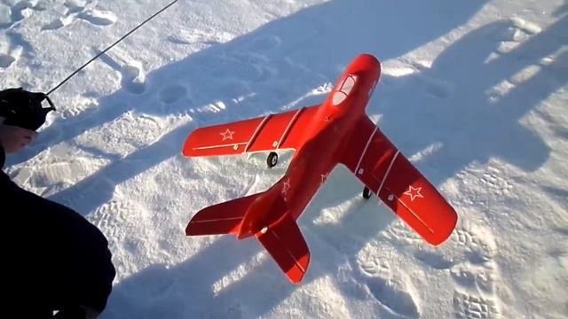 Небольшой обзор импеллерного самолёта из пены. смотреть онлайн