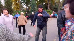 ЛИСТЬЯ ЖЁЛТЫЕ НАД ГОРОДОМ КРУЖАТСЯ! СЧАСТЛИВЫЕ МОМЕНТЫ ИЗ ПАРКА ГОРЬКОГО ХАРЬКОВ.mp4